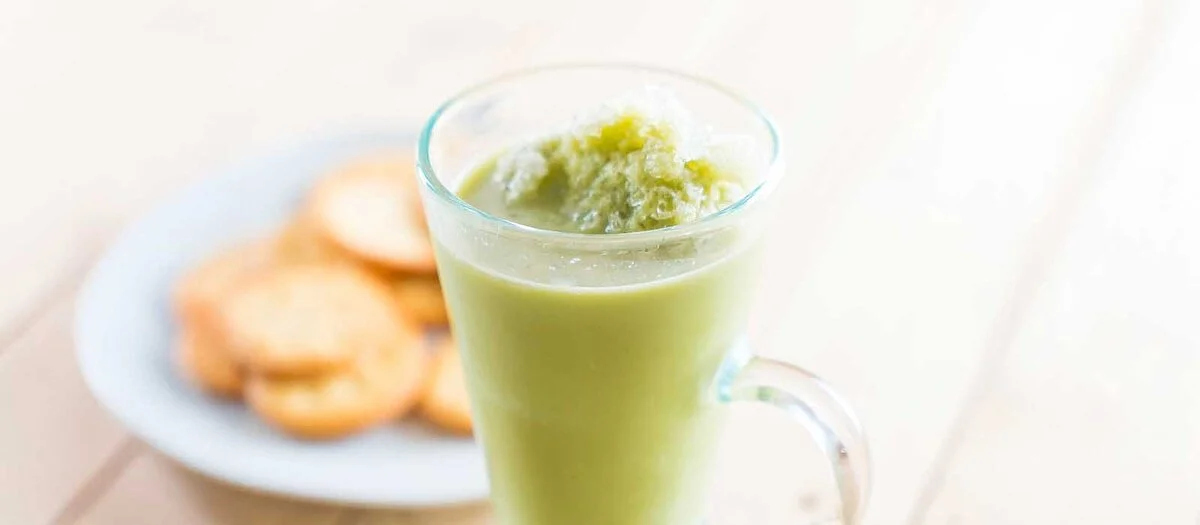 matcha glace pillée une boisson froide à déguster avec petits gâteaux