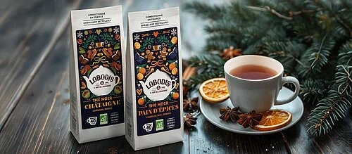 packagings thés noirs à la chataigne et thé pain d'épice de Lobodis proches d'une tasse de thé
