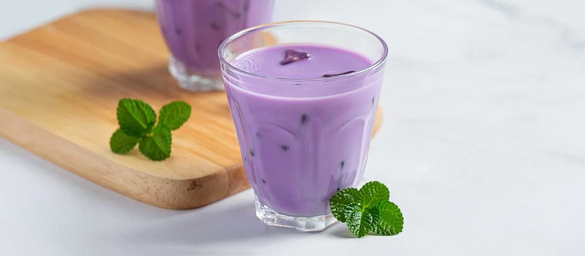 Ube latté glacé