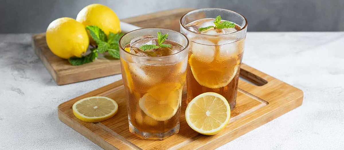 thé vert menthe glacée avec rondelles de citron